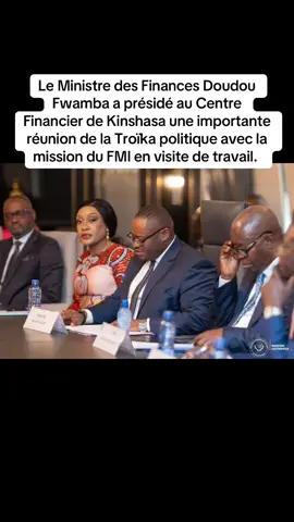 Kinshasa, le 4 septembre 2025 – Le Ministre des Finances, SEM Doudou Fwamba @LikundeR  Li-Botayi, a présidé au Centre Financier de Kinshasa une importante réunion de la Troïka politique avec la mission du FMI en visite de travail. Ont également pris part aux travaux le Vice-Premier Ministre, Ministre du Budget, le Gouverneur de la Banque Centrale du Congo, ainsi que des représentants de la Présidence et de la Primature. Cette rencontre s’inscrit dans le cadre de la préparation de la deuxième revue du programme conclu entre le FMI et la RDC, d’un montant global de 3 milliards USD. Après un premier décaissement de 261 millions USD, la deuxième revue, prévue en octobre, pourrait ouvrir la voie à plus de 500 millions USD de financements additionnels, via la FEC et le FRD. Le Ministre des Finances a présenté les performances récentes de l’économie nationale : une croissance estimée à 6,3%, une inflation ramenée à 7,8%, une stabilité du franc congolais à 0,3% et une progression de la mobilisation des recettes domestiques malgré la hausse des dépenses sécuritaires. Cette réunion illustre l’engagement du Gouvernement à poursuivre les réformes convenues avec le FMI, dans l’objectif de consolider la stabilité macroéconomique et de renforcer la crédibilité de la RDC auprès de ses partenaires.