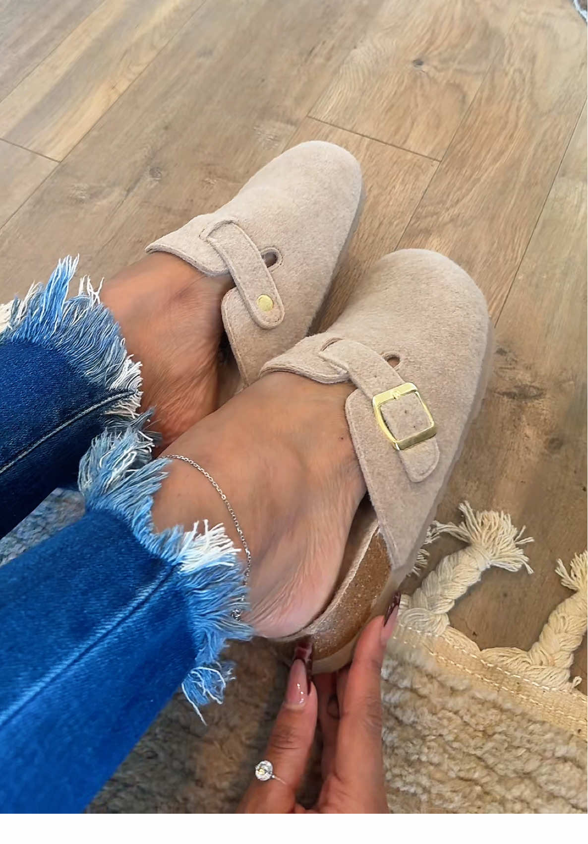 Cushionaire wool slide on clogs slippers for women #cushionaireclogs #slipppers #woolclogs #womenshoes #cozyslippers 