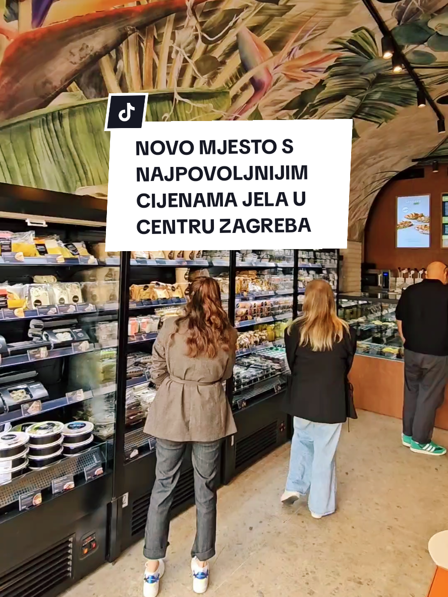 Je li ovo moguće? Doručak za  2 € i ručak za 3,5 € u centru Zagreba? Otvoreno je novo mjesto na minutu hoda od Trga bana Jelačića. Zove se  📍Leggiero Food, u Bogovićevoj 1b je i ima pune police jela - od kroasan sendviča, zapečenih omleta, wrapova, pa quicheva, jogurta i kaša za doručak, preko gotovih vrućih jela - juha, variva, gulaša i lazanji za ručak. Doručak od 2 € i ručak za 3,5 € - pa to za centar Zagreba zvuči genijalno. I ono najvažnije: jela su kvalitetna i jako ukusna. Odlično su opskrbljeni i desertima, bolje od 95% slastičarnica, jer ih oprema Torterie Macaron, jedna od najboljih slastičarnica u Hrvatskoj.  Pošaljite ovo frendovima i dođite svaki dan u Leggiero Food, Bogovićeva 1b, od 7 do 21 sat. Imaju veliku terasu u zelenilu. Vidi sve cijene na kraju videa. . #zagreb #hrana #povoljno #cijene #zatebe 