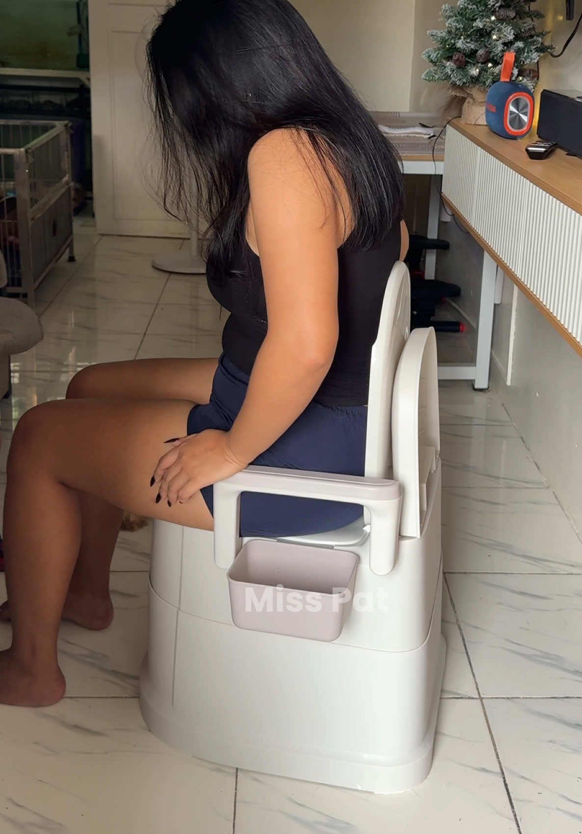 Binilan ko ng magandang arinola yung lola ko para hindi na mahirapan bumaba pa ng hagdan😍 #fyp #portabletoilet #arinola #toilet 