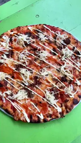 ‘The Don’ - Homemade Döner kebab, chilli sauce, garlic sauce, pickled cabbage, sugo, mozzarella. 🥙 #kebabpizza #dönerpizza
