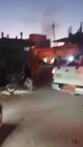 حرق دراجات نارية وحالة توتر شهدتها المدينة قبل تدخل قوى الأمن العام.#تبعوني_ليصلكم_كل_جديد #سوريا #حماة #مورك #ريف_حماه_الشمالي 