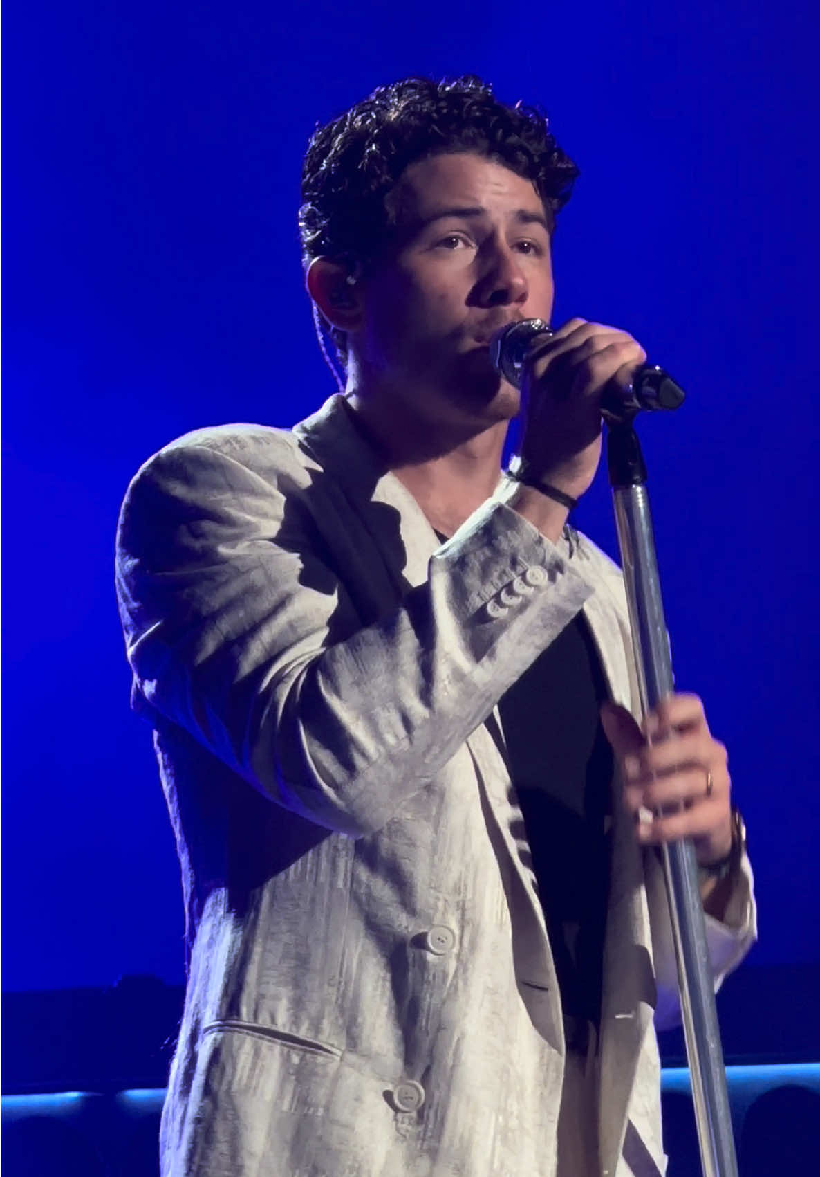 nick jonas signing jealous in san diego #jonasbrothers #jonasbrothersconcert #greetingsfromyourhometown #sandiego #fyp @Nick Jonas @Jonas Brothers 