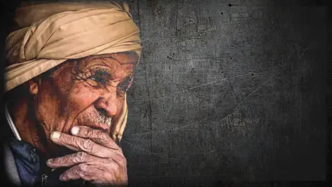 عاشور بوجازيه ماعد الناس كي قبل .....قدامهم اللي ايطيح ينهلب ............... ماعد حد كي قبل