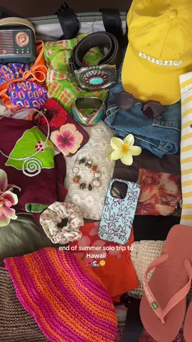fall? I don’t know her 🌺 #solotrip #hawaiioutfits #hawaii 