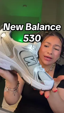 New Balance 530 Womens Shoes White/Navy – Clásicos, cómodos y atemporales. Este modelo combina un diseño retro con tecnología ABZORB que ofrece máxima amortiguación y soporte en cada paso. Su mezcla de malla transpirable y detalles en cuero sintético los hace ideales para el uso diario, entrenamientos ligeros o un look casual deportivo. Son versátiles, ligeros y fáciles de combinar con cualquier outfit, desde jeans hasta ropa deportiva. 📌 Video publicado el 09.05.25. Promoción, descuentos y cupones mencionados están vigentes al momento de publicar este video. Tenga en cuenta que pueden cambiar en cualquier momento sin previo aviso. #newbalance530 #newbalanceshoes #tiktokshopcreatorpicks #tiktokshopblackfriday #tiktokshopcybermonday 