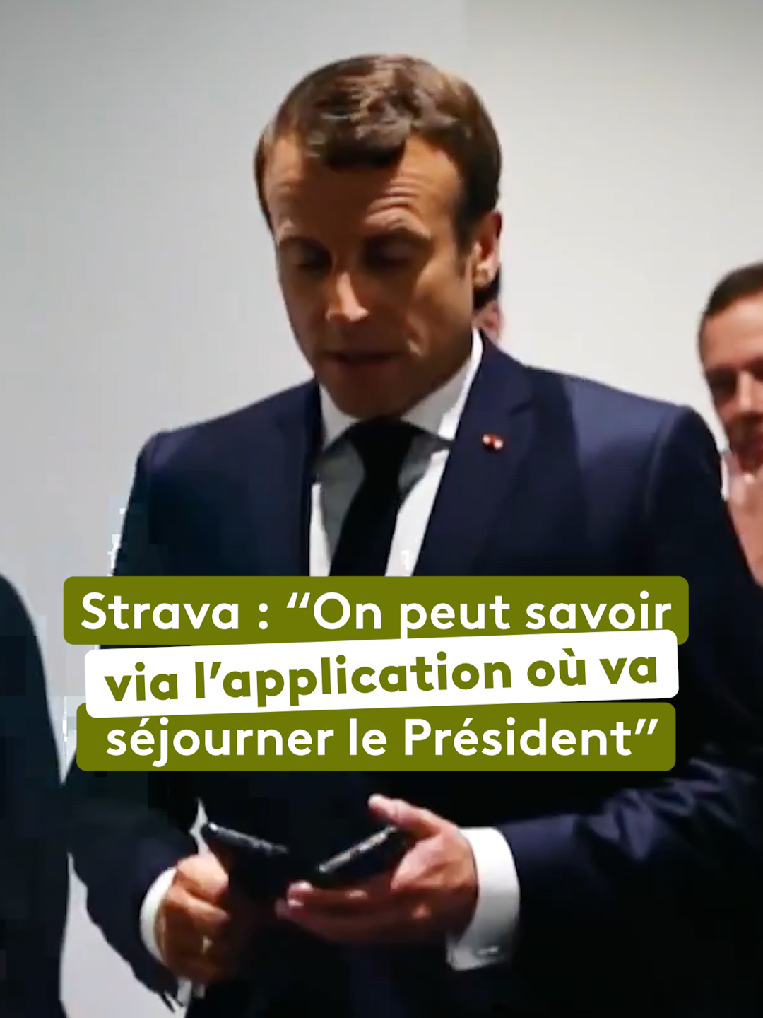 Quand une application de jogging a mis en péril la sécurité du Président En partageant leurs parcours sur la célèbre application de course à pied Strava, les gardes du corps d’Emmanuel Macron ont, à plusieurs reprises, involontairement révélé le lieu de séjour du Président. Une faille de sécurité majeure, provoquée par de simples données de footing. 👉 Plongez dans l’univers secret des téléphones des chefs d’État dans le documentaire « Dans le portable des présidents » disponible dès maintenant sur notre plateforme france.tv (lien en bio 📌 ). #strava #président #documentaire #onregardequoi #sinformersurtiktok
