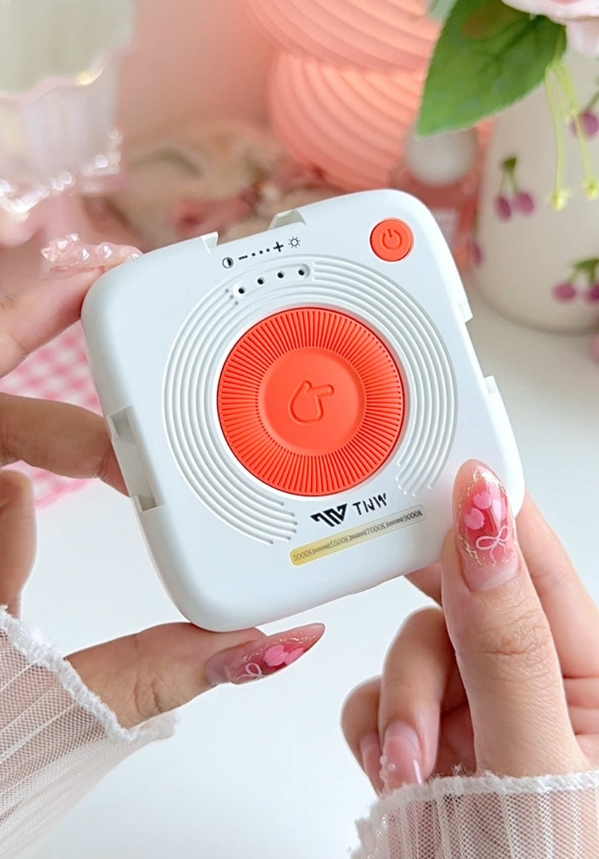 Portable Selfie Light dilengkapi dengan sistem magnet dibelakang untuk ditempel ke berbagai permukaan logam dan sangat simple untuk digunakan cocok untuk keperluan selfie , Vlogging , fotografi produk , dan aktivitas lainnya #tnwdc06 #tnwdc06filllight #portableselfielight #selfielight #fyp 