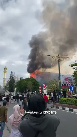 Gedung Dewan Perwakilan Rakyat Daerah (DPRD) Nisa Tenggara Barat (NTB) dibakar massa. Ada dua gedung yang dibakar massa aksi.  Pertama, gedung utama DPRD yang sehari-hari dipakai rapat dan sidang paripurna habis dilalap api hingga menyisakan rangka di atapnya. Massa aksi masuk ke gedung DPRD NTB sekitar pukul 12.30 Wita. Massa membakar pos satuan pengamanan (satpam), kemudian merangsek masuk ke gedung DPRD NTB dan mulai membakar lobi gedung. #kantordprddibakar #dprdmataram #mataram #dprri #foryoupage 