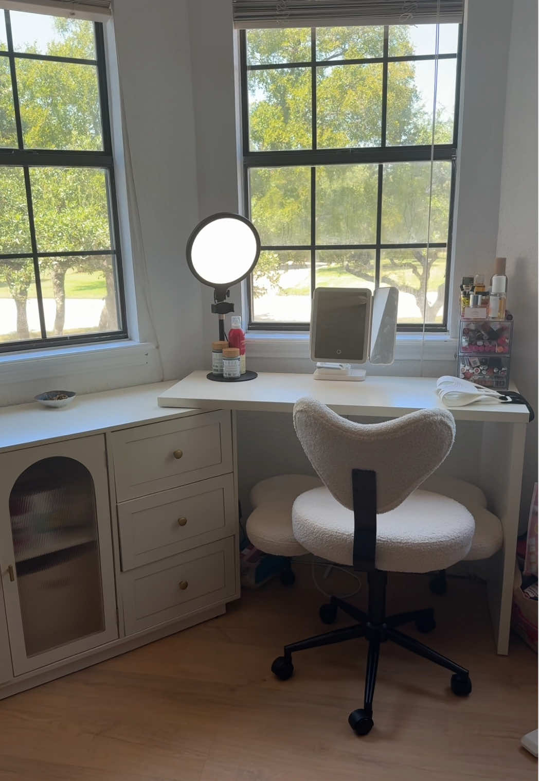 I love my new vanity !! #vanity #makeupvanity #makeupdesk #vanitymakeup #makeup 