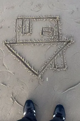 I hate the beach, but I stand… #theneighbourhood #thnbhd #musik #beachvibes #sweatherweather 