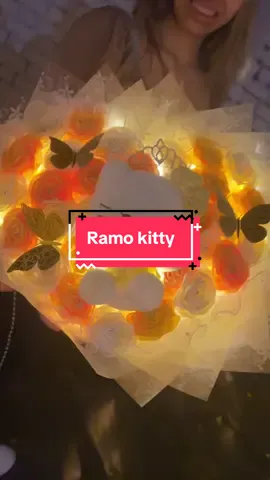 No la dejes sin su ramo de flores amarillas.  Envíos a todo el Perú 🇵🇪. #floresamarillas #hellokitty #ramoeterno #rosasliston #21deseptiembre 