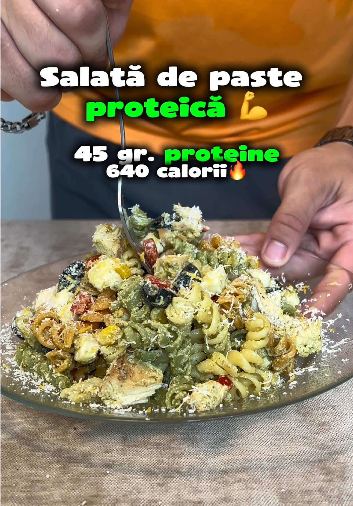 Dacă vrei să pierzi în greutate ⚡, încearcă salata asta de paste cu pesto și pui 🍝🍗, fiindcă e super delicioasă și îți vei asigura prânzul pe următoarele zile în doar 20 de minute ⏱️. O porție are 45 g proteine 💪 și doar 640 calorii 🔥. 👉 Condimentează 500 g piept de pui cu sare 🧂, piper și 5 ml ulei de măsline. 👉 Prăjește-l 3–4 minute pe fiecare parte și taie-l cubulețe 🔪. 👉 Pune la fiert 250 g din pastele tale preferate 🍝. Între timp, pregătește maioneza light din: 2 ouă fierte 🥚, 100 g iaurt grecesc 2% 🥛, o lingură de muștar, zeama de la o lămâie 🍋, 5 ml ulei de măsline, sare, piper și blenduiește bine totul. Într-un bol mare 🥗, pune pastele fierte, pieptul de pui, legumele preferate (eu am ales 100 g măsline, un ardei gras 🌶️, 100 g porumb 🌽). Adaugă 125 g mozzarella light cuburi 🧀, 100 g parmezan felii, 125 g pesto și maioneza light, apoi amestecă bine totul. Iar dacă nu vrei să pierzi în greutate cu mâncare rapidă și delicioasă 🤷‍♂️, te rog nu mă urmări. Mersi! 🙌