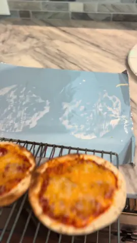 4 min personal pizza. You’re welcome #food #foodtiktok #easy #pizza #barstoolsports 
