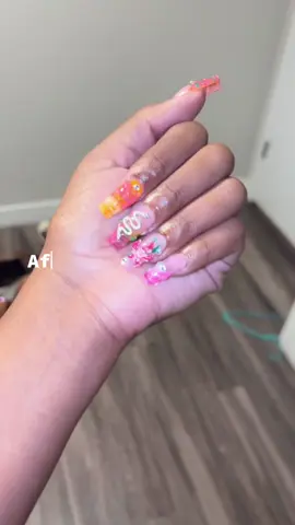 Super easy to put them on not gonna lie I maybe need to use a different glue because the flower came off, but I’ll just have to put another one on, super cute though 😘 #fyp #fypシ #nails  