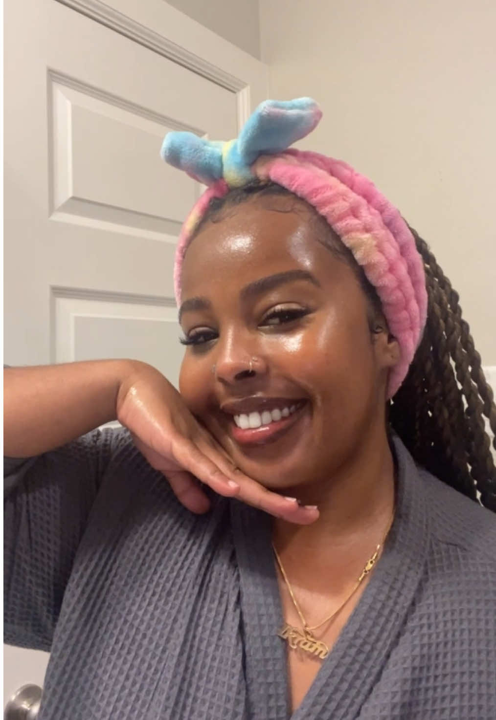 I had so much fun making this video for yall! being in Houston means I need to be very strict with my sunscreen and routine even more for a while cuz it's so dang hot 🤣🤣i have dry skin so keeping my skin moisturized is priority. I also have different product recommendations as well for other skin concerns, masks and much more if your new to doing full care routines just shoot a DM! Here are the products I used below 🤎 @Youth To The People : Kale superfood cleanser mixed with Yerba mate resurfacing energy facial  Remedy by Ari lip scrub 15% Vitamin C + Caffeine Energy Serum  Superberry Hydrate + Glow Dream Oil @SheaMoisture s ahead vitamin c and papaya serum oil @Summer Fridays :dream lip oil in the shade rosewood nights @Kopari Beauty :SPF 50 setting mist #skincareroutine #skincare #sunscreen #glassskin #pretty 