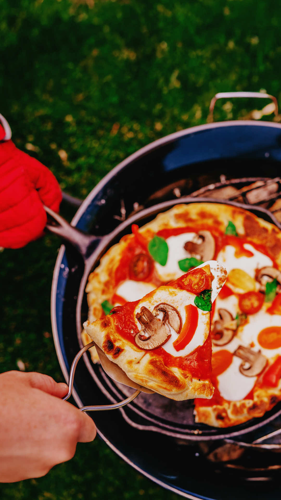 Pizza on the grill, and we’re chillin’ with Rao's Homemade Pizza Sauce. #RaosHomemade #CampingPizza #PizzaNight 