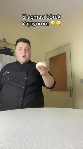 Açılın el açması börek yapıyoruzZzz😅😆 o kadar Dağlıyor ki katmer desen değil çok güzeldi tadı harikaydı Hemen tarifimize geçelim  Hamur için  2 su bardağı su 1 yemek kaşığı şeker 1 tatlı kaşığı tuz Yarım çay bardağı  sıvı yağ 5 su bardağı un(kontrollü ekleyin) Aralara tereyağı sürüyoruz  200 gr eritilmiş olacak  İç harcı istediğiniz gibi yapabilirsiniz kaşarlı peynirli ıspanaklı canınız nasıl çekerse ben kıymalı yaptım  Kıymayı yağda kavurdum tuz ve pulbiberle bu kadar fazla bir olayı yok Hazırlanışına geçelim Tüm malzemeleri birleştirip güzel ele yapışmayan yumuşak bir hamur elde edelim sonra 4 bezeye bölelim Onları açalım oklava yardımıyla aralarını yağlayıp zarf yapıp rulolayalım gösterdiğim şekilde sonra ağzını kapatıp derin dondurucuda 20 dakika dinlendirelim dinlenen hamurları gösterdiğim şekilde tekrar açalım sonra iki tarafına da harcı dökelim kıvıralım videodaki gibi şeklini verip üstüne yumurta sarısı sürüp önceden ısıtılmış fırına  altlı üstü fırına 200°’de üstü kızarana kadar pişirelim afiyet olsun ##tarif##börek