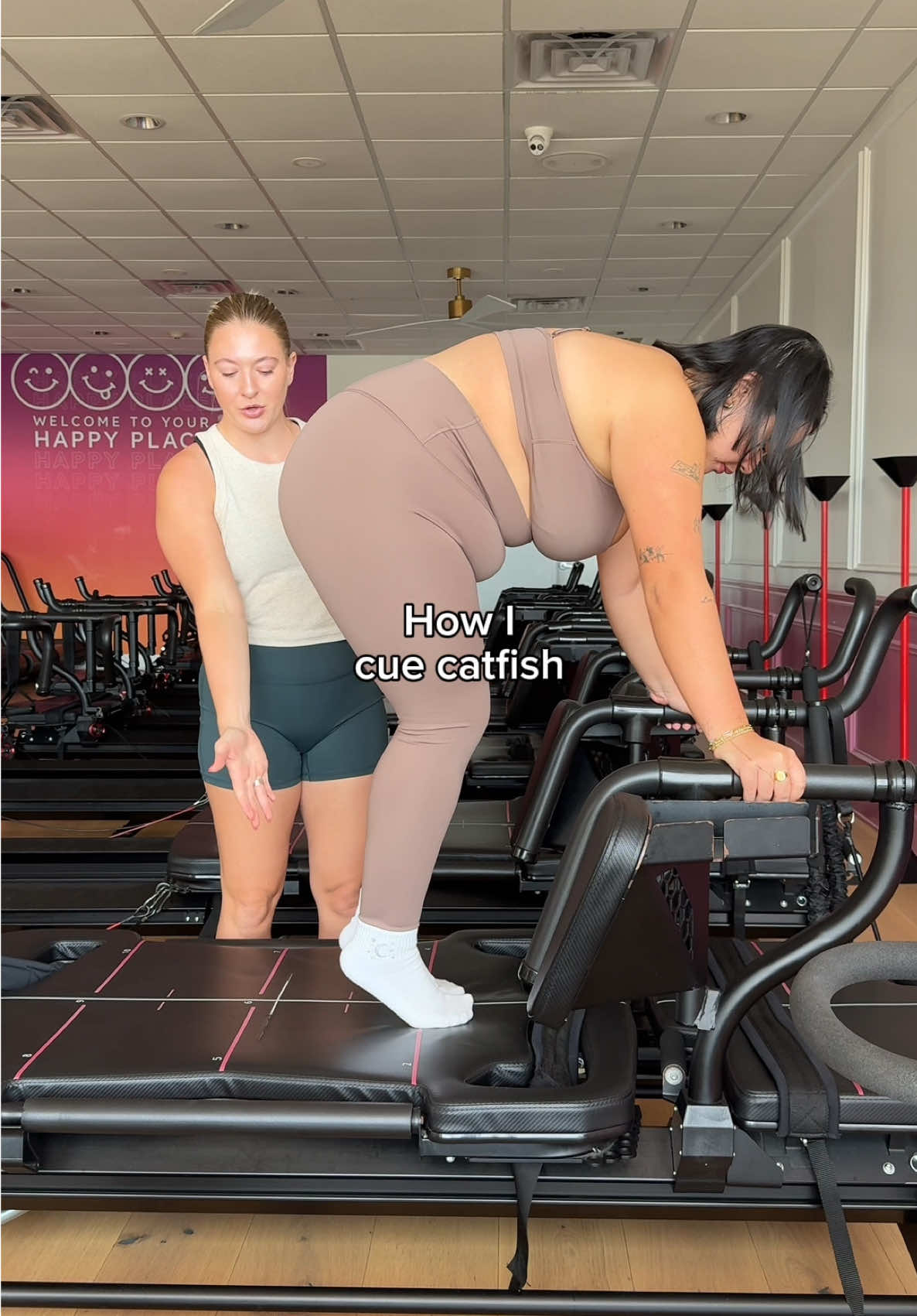 How I cue catfish! I always tell my clients to aim for a nice tabletop back — like if I set a plate of food on your back, could you keep it balanced there?! 🍔🌭🌮🍕@Taylor Tran  #lagree #lagreefitness #lagreemethod #lagreeinstructor #coreworkout 