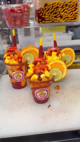 ¿Quién está listo para una Chamoyada de Limón? 🍋🔥🍭 ¡La combinación perfecta de ácido, dulce y picante! Refrescante y deliciosa — ¿ya viniste por la tuya? ¡Ven hoy mismo y consiéntete con este antojo! #ChamoyadaDeLimón #AntojoMexicano #ChamoyLovers #DulceYPicante #PeanuttandjellyEats #SnacksMexicanos #SaborMexa #TamarindoYChamoy #DeliciaHelada #frescaydeliciosa
