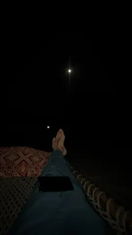 تنہائی انسان کی زندگی کا وہ لمحہ ہے جب چاروں طرف لوگ موجود ہونے کے باوجود دل خالی سا محسوس ہوتا ہے۔ یہ ایک ایسا احساس ہے جو کبھی سکون بخشتا ہے اور کبھی اداسی میں ڈوبا دیتا ہے۔ تنہائی میں انسان اپنے آپ سے بات کرتا ہے، اپنی سوچوں یادوں اور جذبات میں کھو کر خود کو پہچاننے لگتا ہے۔ کبھی یہ وقت ہمیں مضبوط بناتا ہے اور کبھی آنکھوں میں نمی چھوڑ جاتا ہے۔ حقیقت میں تنہائی انسان کی وہ ساتھی ہے جو ہر حال میں ساتھ رہتی ہے، چاہے لمحے خوشی کے ہوں یا غم کے