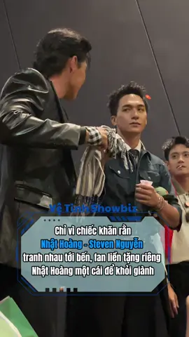 Chỉ vì chiếc khăn rằn, Nhật Hoàng – Steven tranh nhau tới bến, fan liền tặng riêng Nhật Hoàng một cái để khỏi giành #vetinhshowbiz #muado #stevennguyen #nhathoang #cinetour 