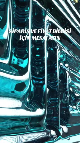Versace Eros (2012’de çıkan erkek parfümü), markanın en popüler kokularından. Adını Yunan mitolojisindeki aşk tanrısı Eros’tan alıyor ve parfümün karakteri de tam bu şekilde: güçlü, çekici ve dikkat çekici. 	•	Kategori: Aromatik – Fougère (tatlı, ferah, erkeksi) 	•	Üst notalar: Nane, yeşil elma, limon (ferah ve enerji dolu açılış) 	•	Orta notalar: Tonka fasulyesi, ambroxan, sardunya (tatlı, maskülen ve hafif pudralı orta katman) 	•	Alt notalar: Vanilya, vetiver, sedir ağacı, meşe yosunu (sıcak, yoğun ve kalıcı bitiş) 🔑 Karakteri: 	•	Açılışta ferah ve enerji dolu, ama kısa sürede vanilyalı-tatlı erkeksi bir tona dönüyor. 	•	Özellikle nane + vanilya kombinasyonu bu parfümü efsane yapan şey. 	•	Hem spor tarzına hem de gece dışarı çıkmaya uyuyor. 📌 Kullanım: 	•	Daha çok kış – sonbahar – akşam için ideal. 	•	Kalıcılığı güçlü, projeksiyonu (etki alanı) yüksek → yani çevrendekiler mutlaka fark eder. 	•	Daha çok çekici, enerjik ve özgüvenli bir hava veriyor. Kısaca: Versace Eros = Ferah açılış + tatlı vanilyalı erkeksi taban → “gece klasiği, dikkat çekici parfüm.”