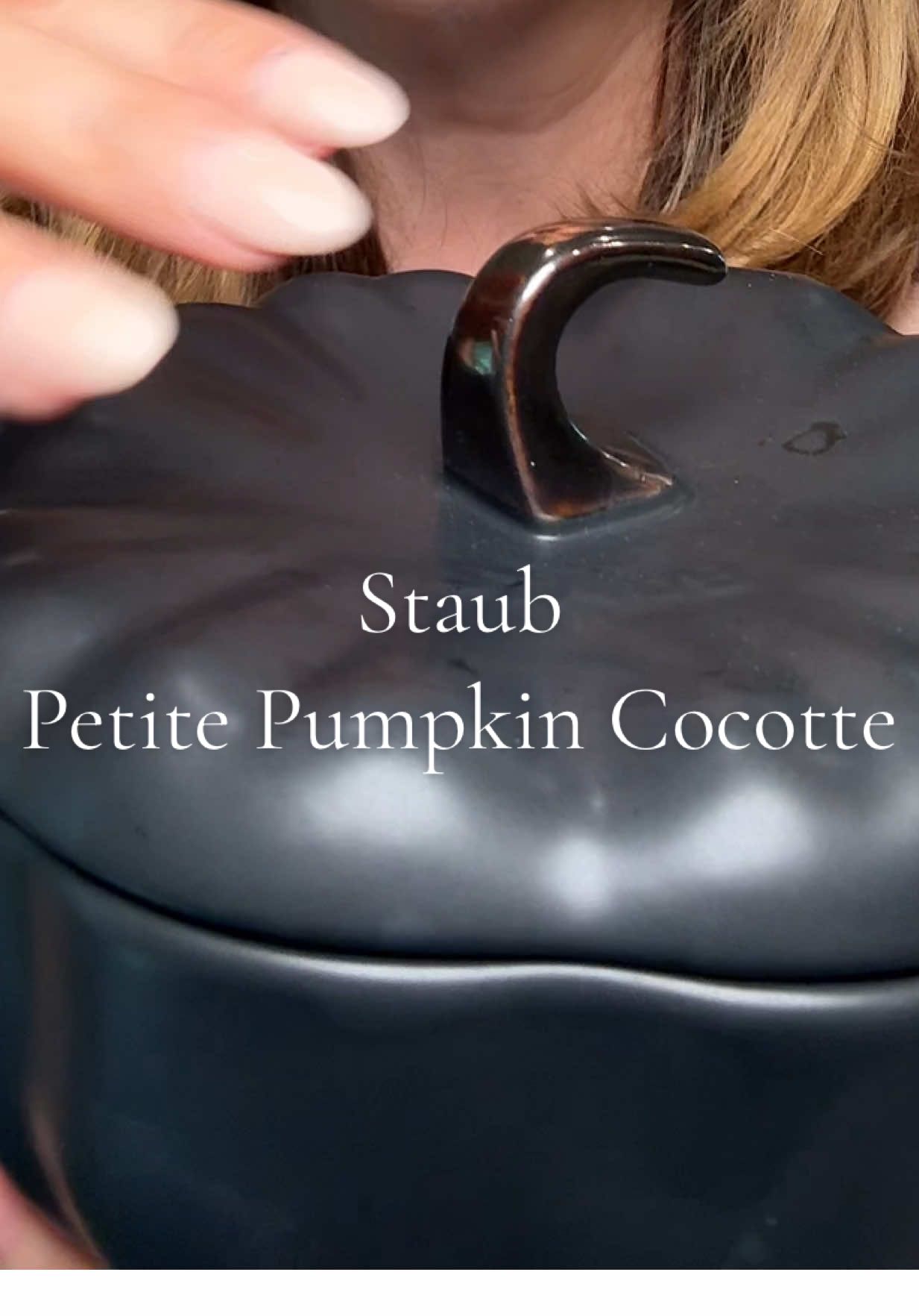 The perfect hostess gift for fall is here.  This pumpkin coccotte is dreamy and I’ll be keeping this one for myself. @STAUB USA #pumpkincocotte #hostessgift #thanksgivingvibes #cocotte #luxurykitchen
