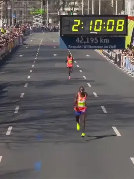 When the Champion Collapsed but Crawled to the Finish: The Most Shocking Moment of the Hanover Marathon.#olympics #sports #gold 