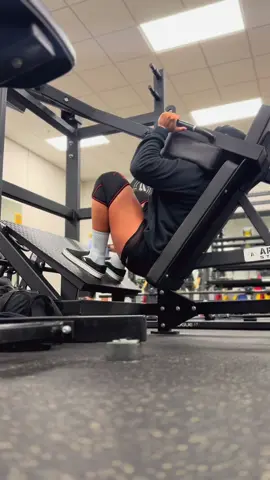 A glimpse of leg day #GymTok #gymgirls #legs #bodybuilding 