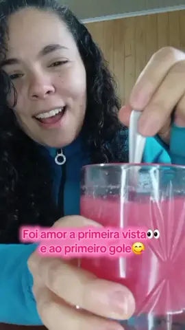 Eu estou simplesmente apaixonada pelo meu suquinho rosa digno de uma princesa 👑 Ele já chegou melhorando e muito o meu humor, estou muitoooo apaixonada pela estética dele e principalmente pelos benefícios que ele vem trazer para a minha saúde íntima, bem estar e elevar a minha autoestima.  - inchaço - cólica +bom humor e muitos outros benefícios.  Foi amor a primeira vista 😍 . . . #saudeintima #colica #inchaco #tpm #ohmyflow 