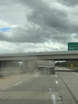😮‍💨 #closecall #recovery #trucktok #truck #fypシ 