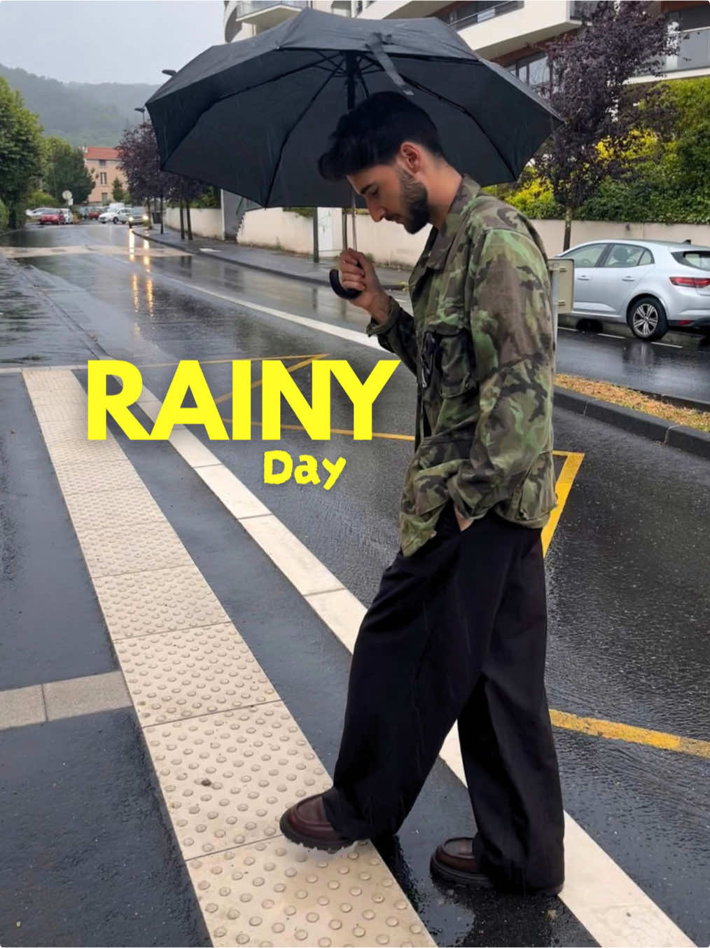 ✨ Le seul souvenir que j’ai de ce parapluie flambant neuf… 15 minutes plus tard, il était déjà oublié dans le bus. Au moins, il aura eu son moment de gloire ☔🎥 #Menswear #StyleInMotion #WorkwearVibes #PreppyStyle 
