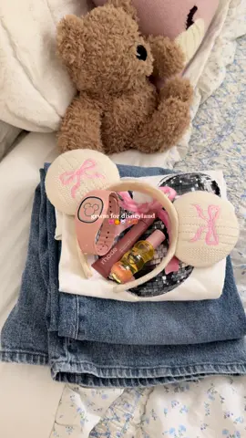 grwm for disneyland 🎀🎃🐭✨🥨 #aesthetic #pinterest #disneyland #dayinmylife #grwm 