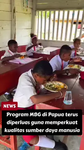 🍲✨ Program Makan Bergizi Gratis kini benar-benar menjadi berkah yang dirasakan langsung oleh anak-anak Papua 🇮🇩. Setiap pagi, mereka datang ke sekolah bukan hanya dengan semangat belajar, tetapi juga dengan keyakinan bahwa akan ada makanan sehat dan bergizi menanti mereka 🍚🥩🥦. Senyum yang merekah di wajah-wajah kecil itu adalah bukti nyata bahwa pemerintah hadir membawa perubahan yang dirasakan hingga ke pelosok negeri. Pemerintah memahami bahwa anak yang sehat adalah modal utama bangsa. Dengan gizi yang cukup, anak-anak Papua kini bisa tumbuh lebih kuat, lebih fokus saat belajar 📖, dan memiliki energi untuk mengejar mimpi mereka. Tak lagi ada cerita anak belajar dengan perut kosong, karena negara menjamin hak mereka untuk hidup sehat sekaligus mendapatkan pendidikan yang layak 🌟. Program ini juga menjadi penggerak ekonomi lokal. Bahan pangan yang digunakan banyak berasal dari hasil bumi Papua sendiri—sayur dari petani, ikan dari nelayan, hingga hasil kebun masyarakat setempat 🐟🥬🌽. Artinya, selain menyehatkan anak-anak, program ini juga menyejahterakan keluarga Papua. Sebuah langkah nyata yang menyatukan pembangunan ekonomi dengan masa depan pendidikan. 😊 Kini, harapan baru lahir di tanah Papua. Anak-anak yang tersenyum karena perutnya kenyang adalah simbol lahirnya generasi baru yang penuh semangat, percaya diri, dan siap menjadi bagian dari Generasi Emas Indonesia 2045 💪🔥. 🌈 Mari kita dukung bersama program pemerintah ini, karena setiap suapan makanan bergizi bukan hanya memberi tenaga untuk hari ini, tetapi juga menyalakan harapan untuk masa depan yang lebih cerah. 💡 Anak Papua sehat dan bahagia, Indonesia melangkah dengan pasti menuju kejayaan! 🇮🇩✨ #PapuaIndonesia #TongBaronda #GenerasiEmas #MBGPapua