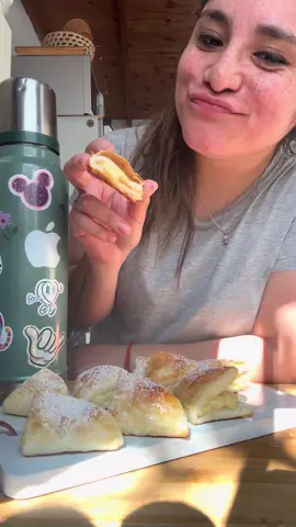 Facturas en menos de 10 minutos! Para vos va con crema pastelera o dulce de leche ?  Necesitas: -Tapa de empanadas hojaldradas -Dulce de leche repostero o crema pastelera  -Azúcar impalpable  #facturas #dulce  #recetasfaciles 