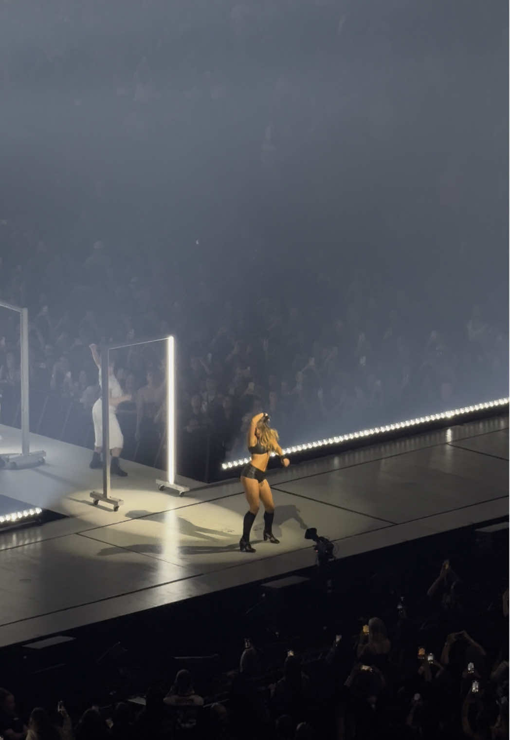 like she’s so cool #tatemcrae #misspossessivetour 