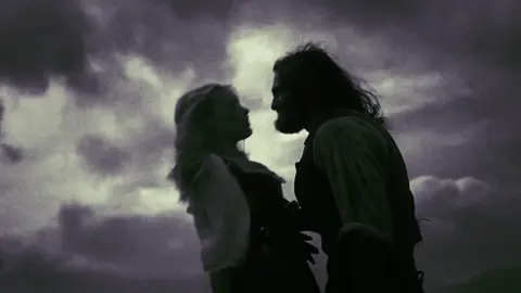 по трейлеру :(( #грозовойперевал #wutheringheights #margotrobbie #jacobelordi #undressedsombr #sombr #lyricvideo #fypage 