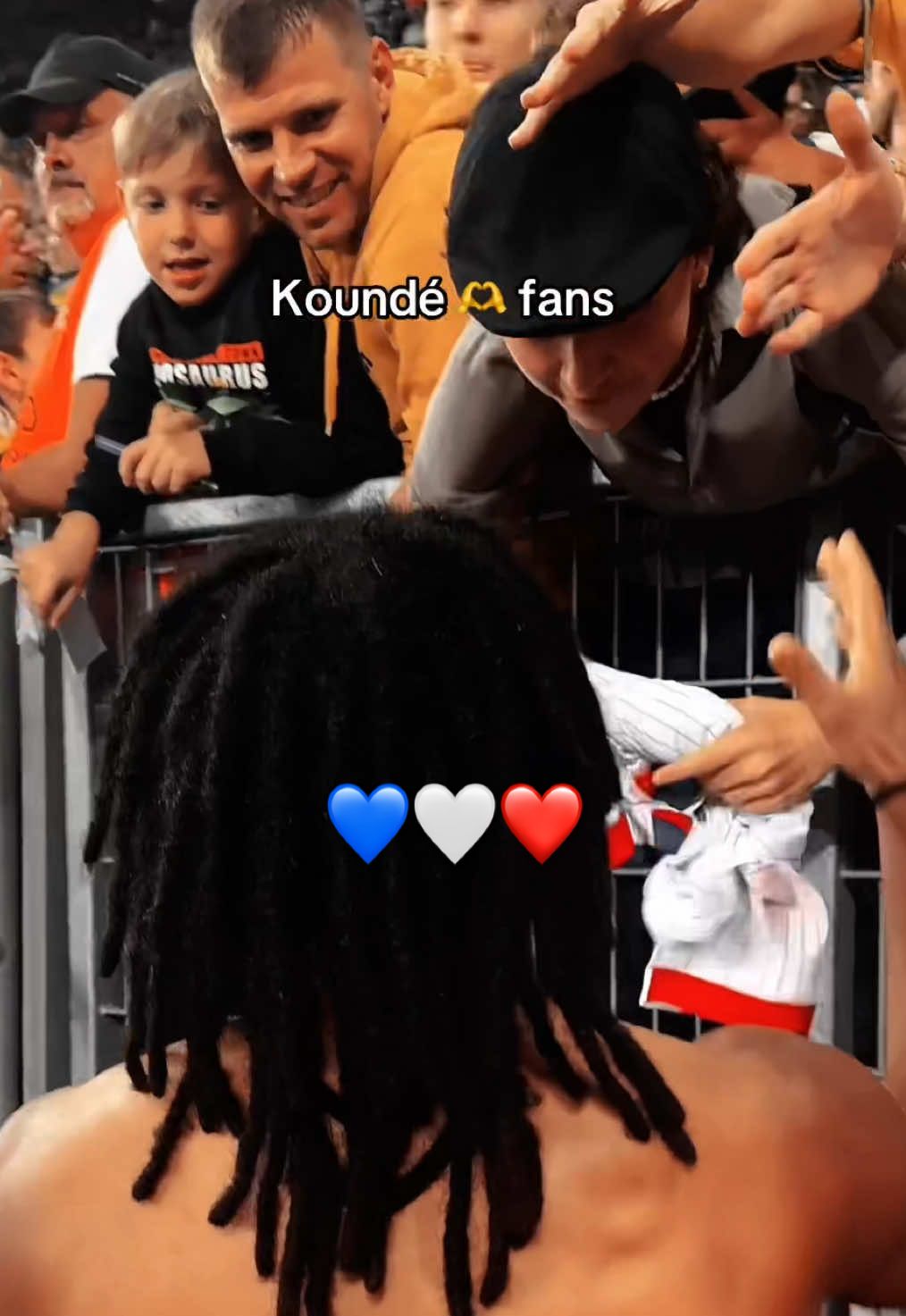 Jules Koundé giving his jersey to a fan 💙🤍❤️ #EquipeDeFrance #Kounde #SportsTikTok #Football @Jules Koundé 
