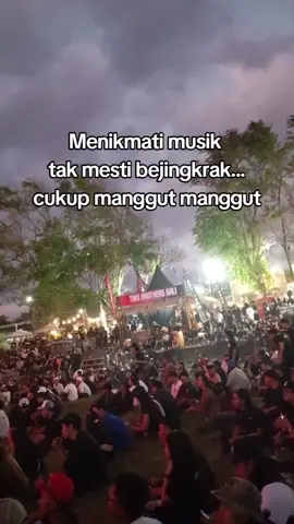 Nonton panggung live musik