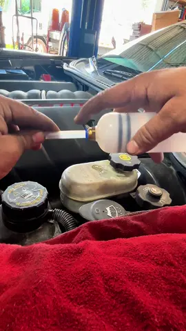 Jeringa para remover líquidos de frenos cclutch y otros líquidos #mecanico #eltallerdejared #HerramientaAutomotriz #brakeflush #liquidodefrenos 