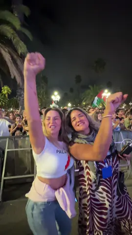 Bailamos después de mucho llorar por impotencia de lo que llevamos viendo ante nuestros ojos durante casi dos años mientras nuestros gobernantes con su silencio se vuelven cómplices. Así que cuando llega este movimiento se siente como un halo de esperanza que llega como una brisa fresca en el desierto. Esto no va de banderas o equipos de fútbol, esto va de el peligro que corre la humanidad si no conseguimos parar esto entre todos y todas. Uniros a la causa de la humanidad  #globalsumudflotilla  #globalmovementogaza  #globalmovementtogazaspain 