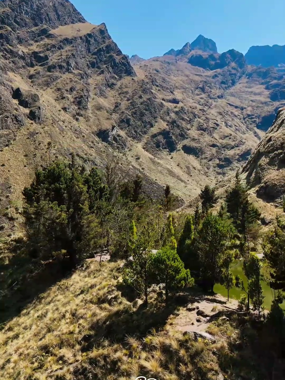 🌄✨ La Laguna Escondida de Jinchu Muruni en Pongo.  #jinchumuruni #LaPaz #DescubreBolivia #Aventura #turismobolivia 