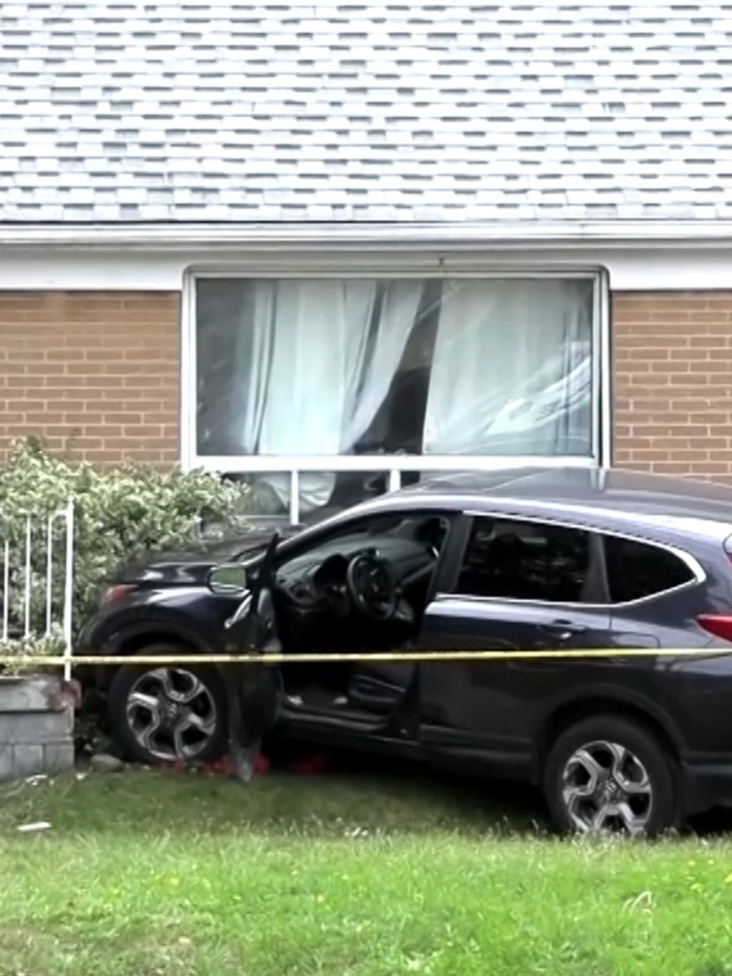 Police are searching for a driver that crashed their vehicle into a home in Toronto’s Rexdale neighbourhood Friday morning and ran away from the scene. #toronto #crash #news