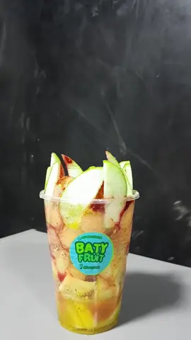 ya disponible el vasito personal 🤯 con piña , mamon , mango, manzana verde, cubito, adobo,limon , chamoy y tajin🤤 #paratiiiiiiiiiiiiiiiiiiiiiiiiiiiiiii #emprendimiento #fyp #viral #Batyfruit 