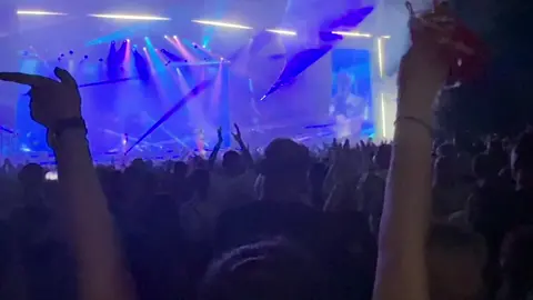 Porukom mira i veličanstvenim vatrometom, završen je koncert Dino Merlina u Nišu. On je nastupio pred više od 25.000 ljudi u Niškoj Tvrđavi. Fanovi su ga prvo pozdravili gromoglasnim vriskom i aplauzom, a onda je krenuo potpuni muzički trans usled kog se on obratio: Dobro mi došli dragi prijatelji, je li ovo moj Niš? Je li ovo taj prizor? Je li ovo ta nova, naša noć? Hvala što ste došli.  #dinomerlin 