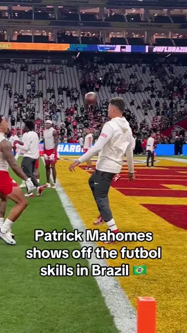 Mahomes really can do it all 🔥 (via @NFL Brasil) #nfl #football #kansascitychiefs #patrickmahomes 