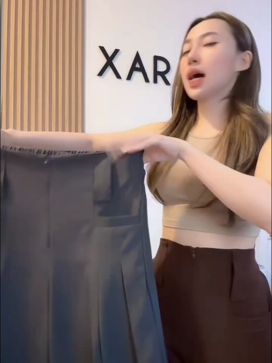 Outfit of the day, mood of the week 👗💫 celana kulot highwaist wanita yang nyaman dipakai seharian #elenapants #47 #cullotepants #xaralabel #060925xaralabel #FB060925 #Fashionbrand #ootdfashion #paydaysale #fyp