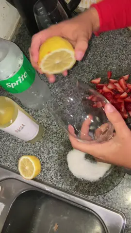 Juju vino con frutilla 😍🤤#vino #almamora #tragos 