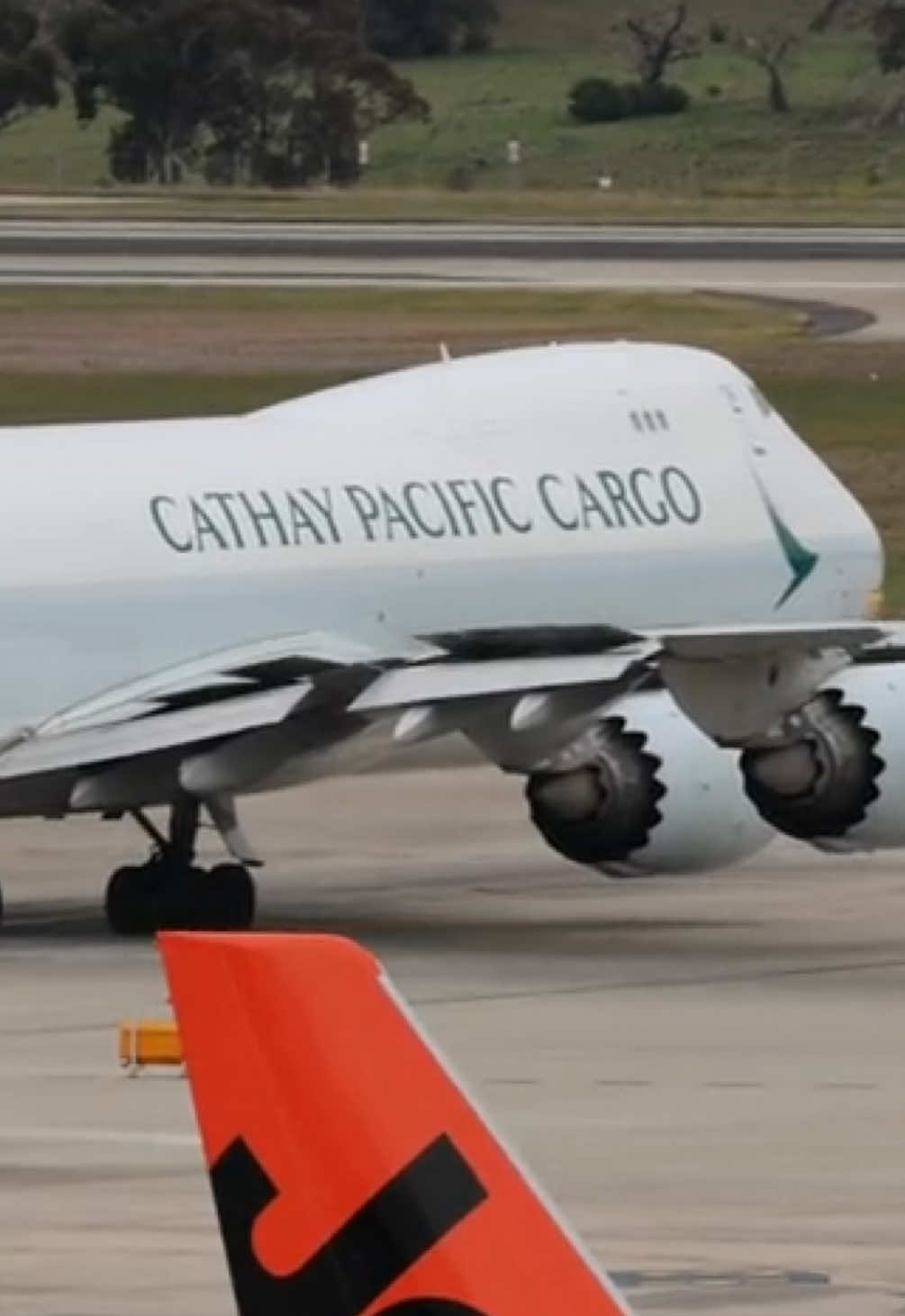 CX heading out like a boss! #cathay #boeing #boeing747 #fyp #hongkong@Cathay Pacific ✈️ 